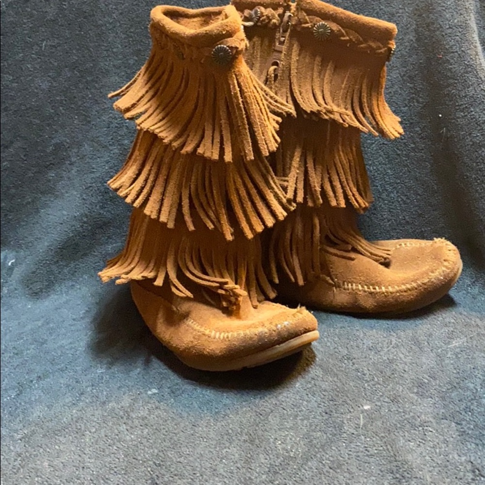 Girls Minnetonka boots size 2. Great condition.